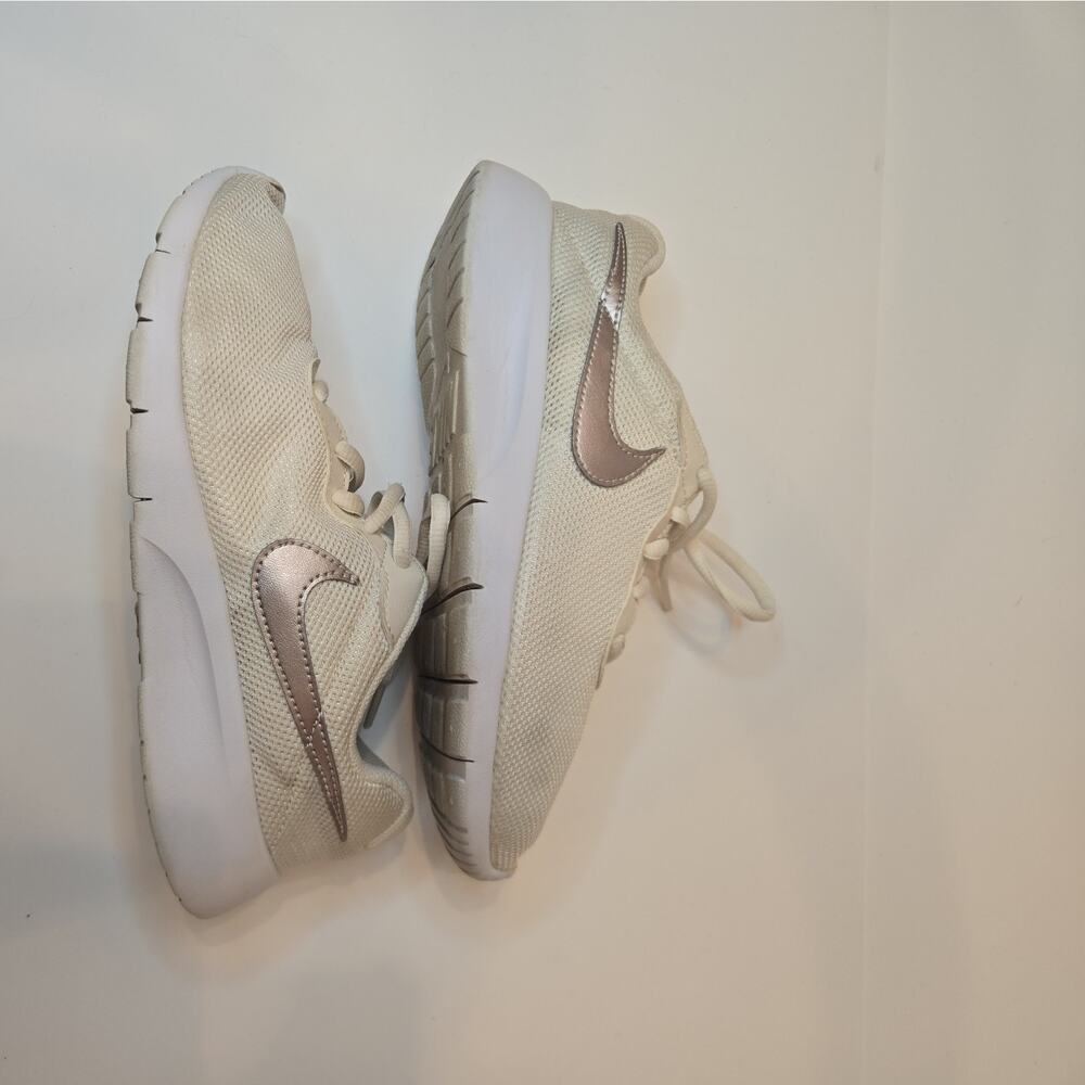 Women's Nike Tanjun Running Shoes Athletic Sneaker 5y/7 Women's 812655-110 White